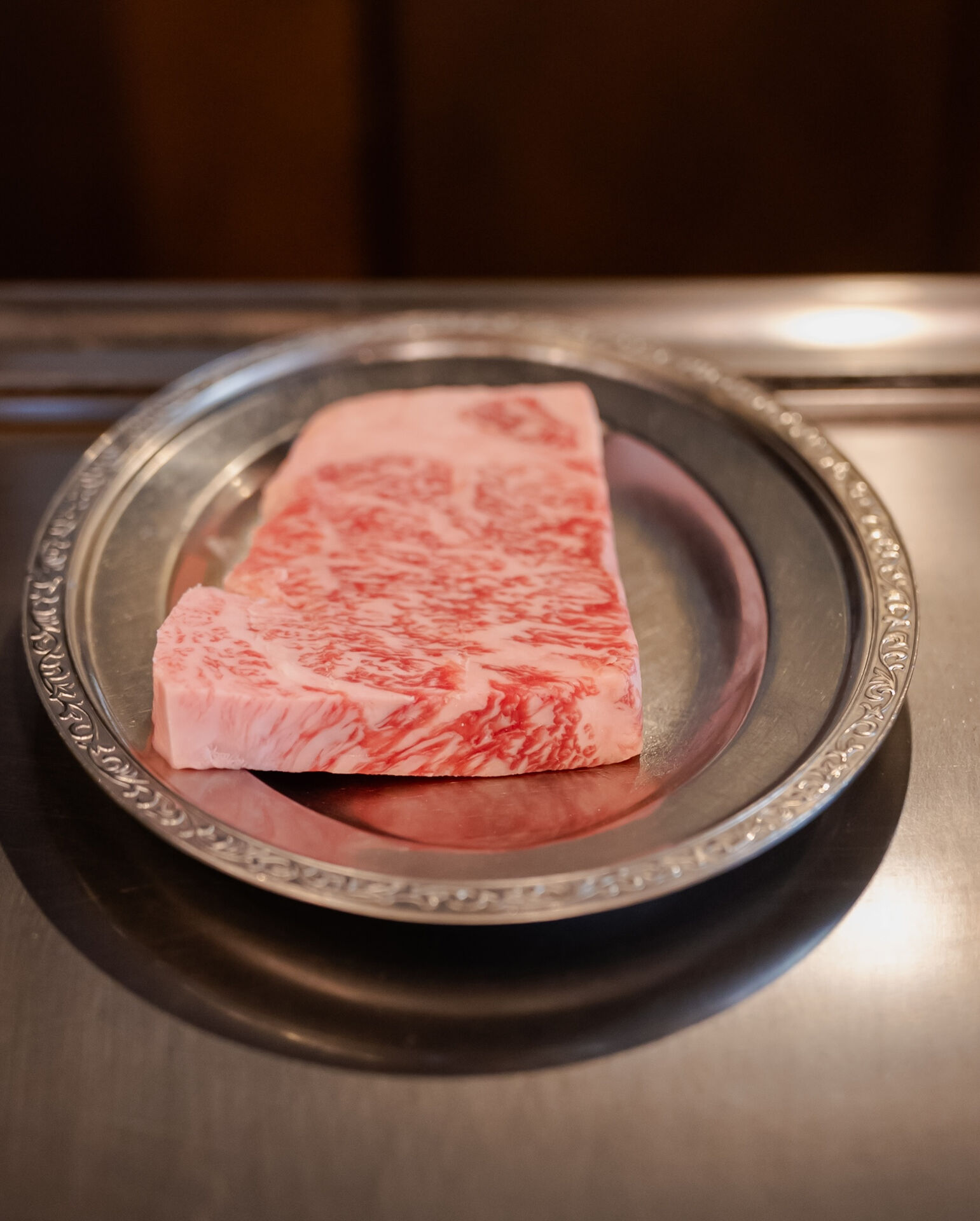 肉を焼く