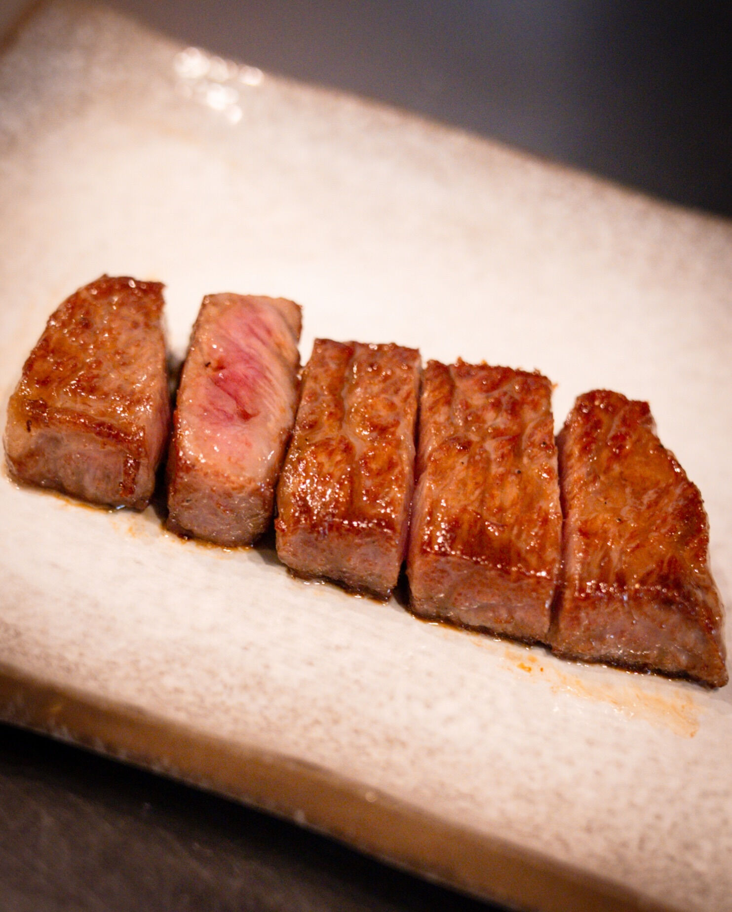 肉を焼く