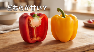「木製のまな板の上に置かれた、半分に切った赤パプリカと、丸ごとの黄パプリカ。画像の上部には『どちらが甘い？』というテキストが書かれている。」